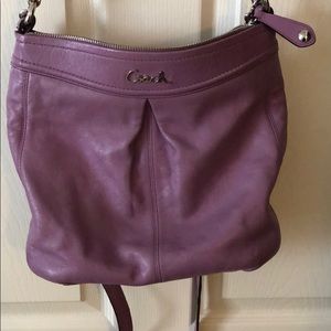 🌷PERFECT FOR SPRING🌷 lavender crossbody w/handle